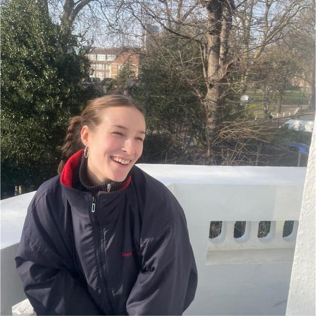 Female student looking for room Main Photo