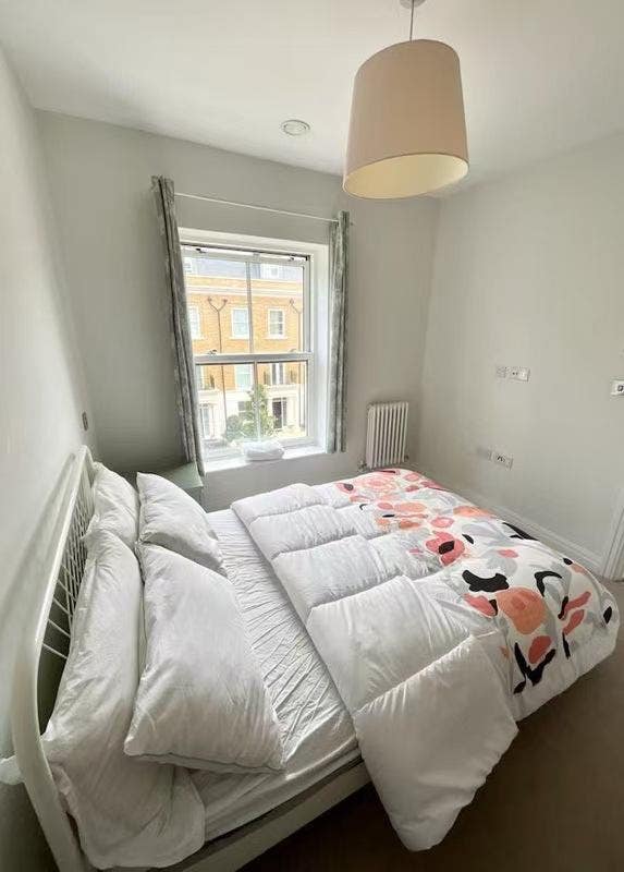 Bright Room in Shared House in Twickenham Main Photo