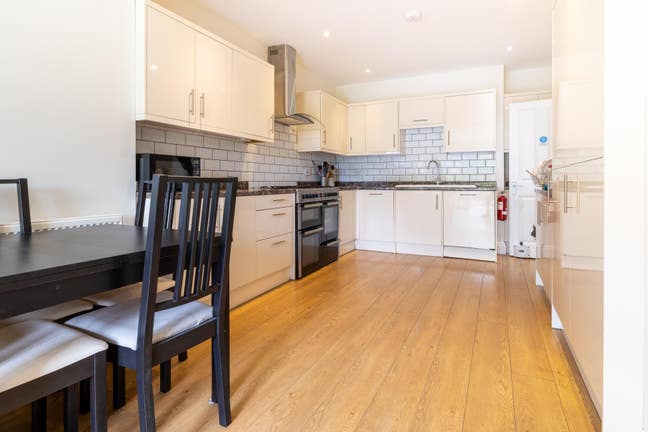 Double Room En-Suite  |  🏡  Friendly House Main Photo
