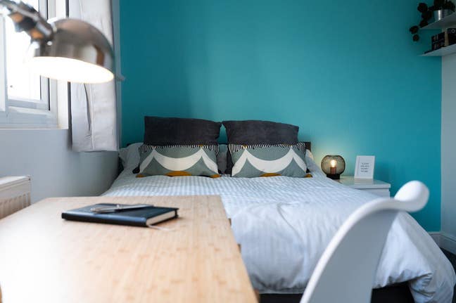 Double room available in newly refurbished house Main Photo
