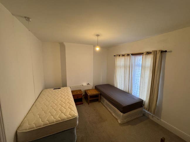 Double bedroom in a 4BHK. Ready to move in Main Photo