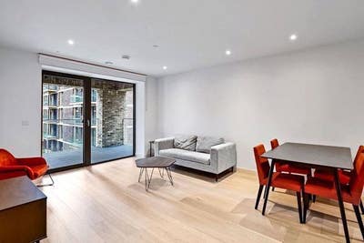 Modern Double Room with En suite Bathroom. Main Photo