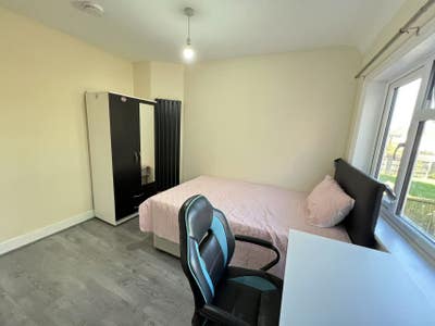 1/2 month Short Let CV4 - Double bedroom En-suites Main Photo
