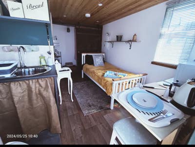 Room by the Sea Main Photo