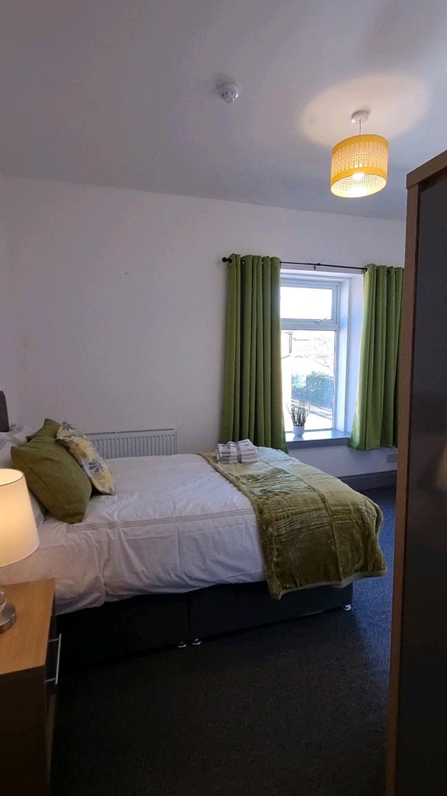 Room with private bathroom and own fridge freezer Main Photo