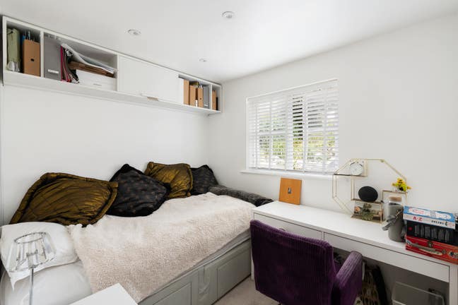 Single Room in Beautiful Large Apt on Seafront Main Photo