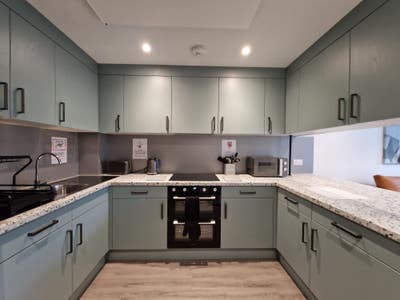 Modern Bright Double - £695 Close to Royal Surrey  Main Photo