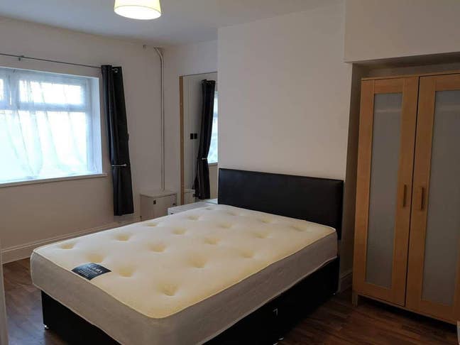  Newly Renovated Room - Bills inc - Available Now Main Photo