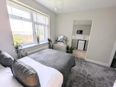 Kitchenette, Ensuite Studio Rooms, Free Parking  Main Photo