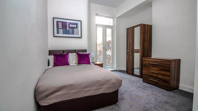 1 Double En Suite Double Room Available in L4! Main Photo
