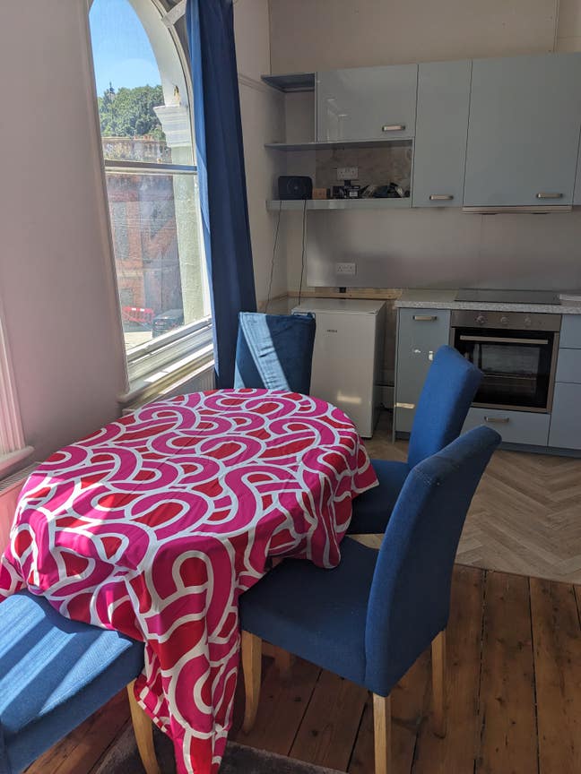 Large Room in Beautiful House, Ideal Location,  Main Photo