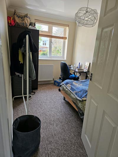 Single Room Available in Friendly Cranleigh  Main Photo