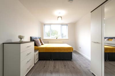 HUGE Modern Studio -all bills inc, parking Main Photo