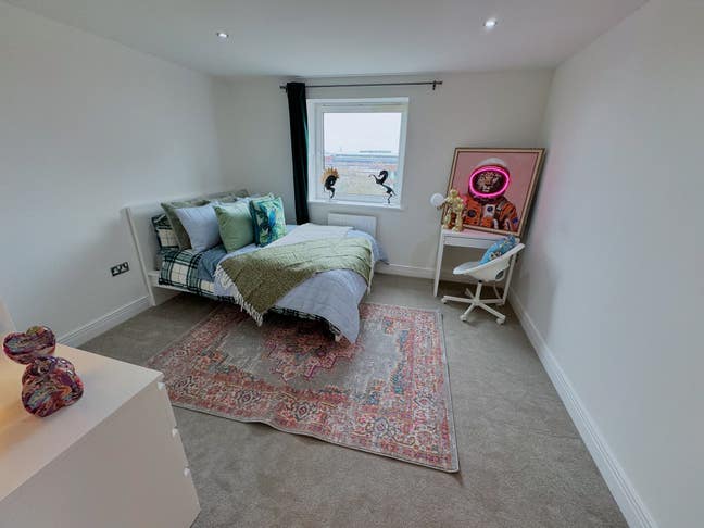 Big Room in Luxury Riverside Flat 🏙️ Main Photo