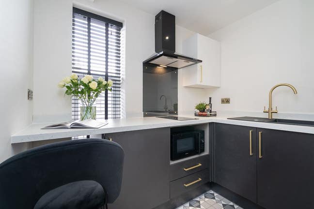 Stunning Studio **1St Month Rent Free*** Main Photo