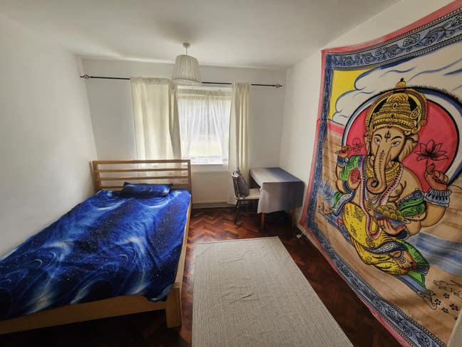 Lovely Room in a Peaceful, Green Neighbourhood  Main Photo