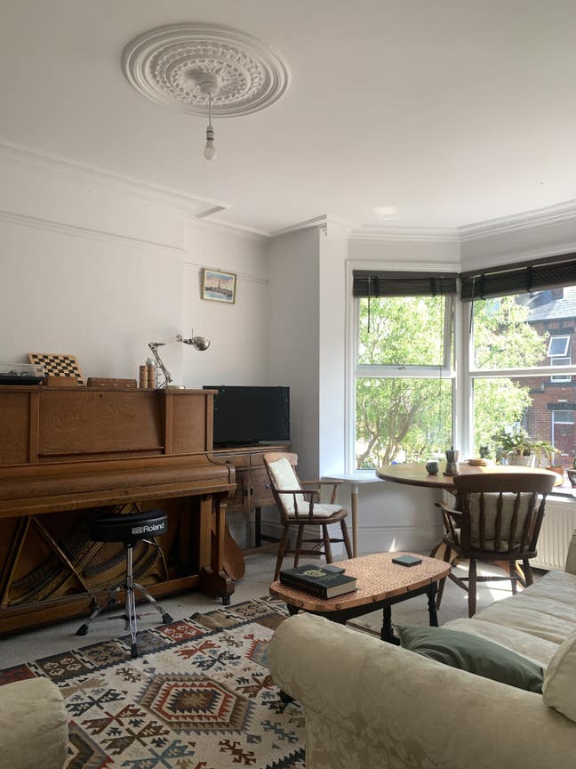Double room available in newly renovated house Main Photo