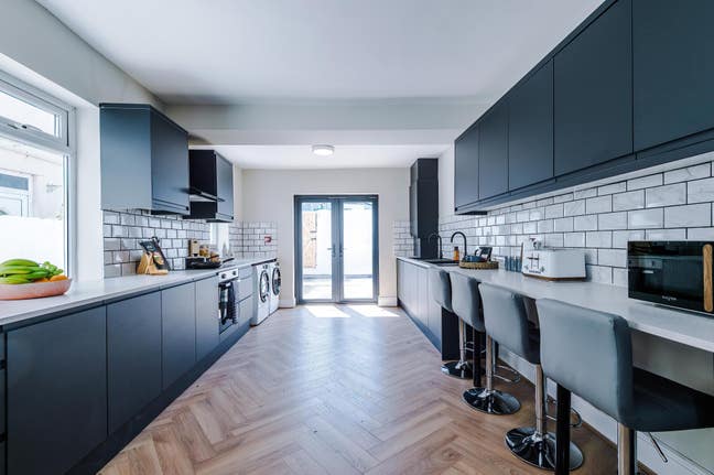 1-En-Suite Rm Next to the Beach-All Bills Included Main Photo