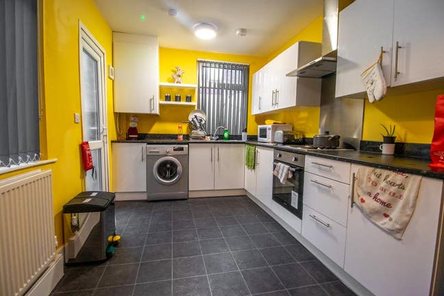 1 Double Room Available in L13! Main Photo
