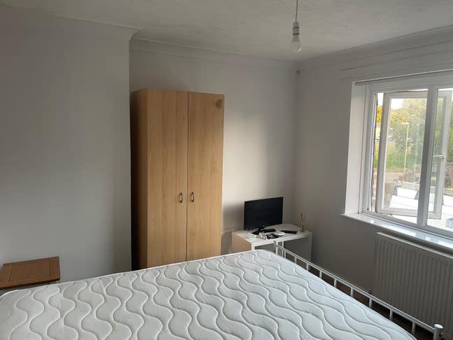 Just redecorated Lovely Double Room to rent Main Photo