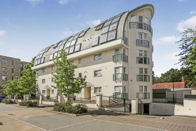Modern Two Bed Apartment with Underground Parking Main Photo