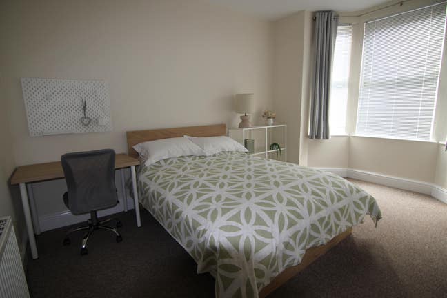 1 room available in 5 bed house Main Photo