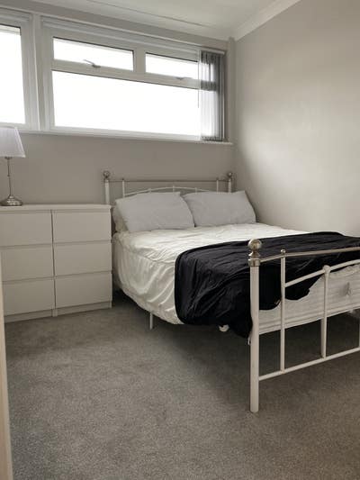 Friendly, refurbished home near station/hospital Main Photo