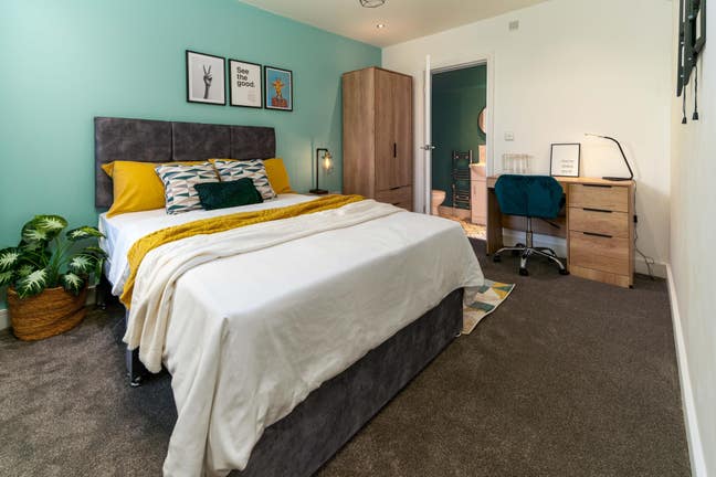 En-Suite Room | Walk to Town | Tesco Next Door!  Main Photo