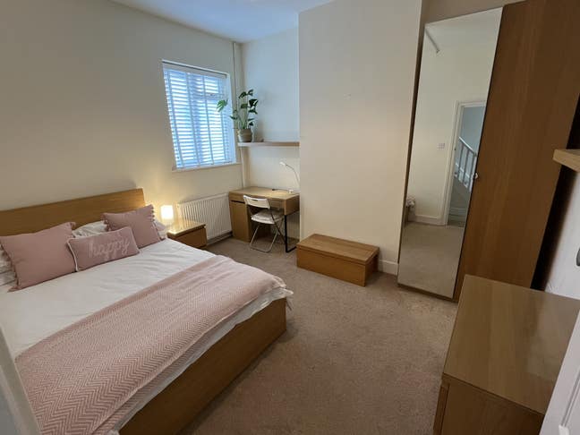 Large Fully Furnished Double Bedrooms,  Main Photo