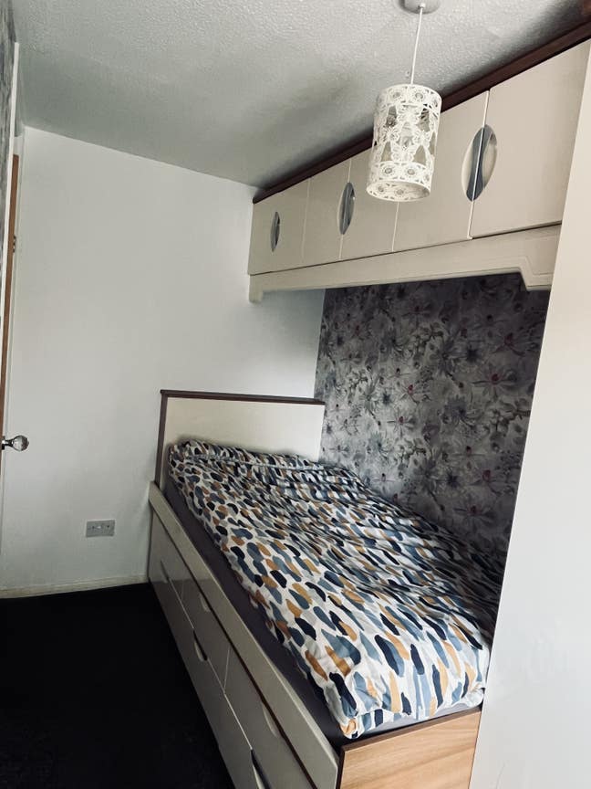 Quiet room in shared house  Main Photo