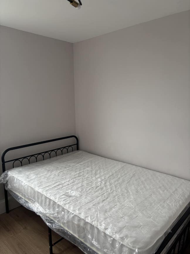 Bright small double room to rent for 1 person  Main Photo
