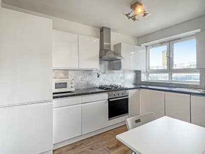 3 double bedroom flat with garden near tube statio Main Photo
