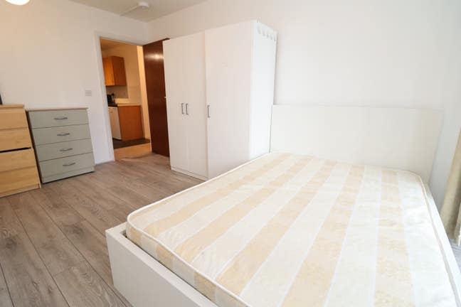 Prime Location Near Canary Wharf Station  Main Photo