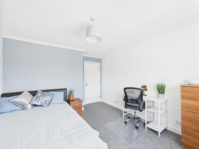 Newly Refurbed Double Room in Friendly House! Main Photo