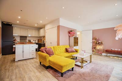 Luxury Pink 1 bed Flat - 20 mins from canary wharf Main Photo