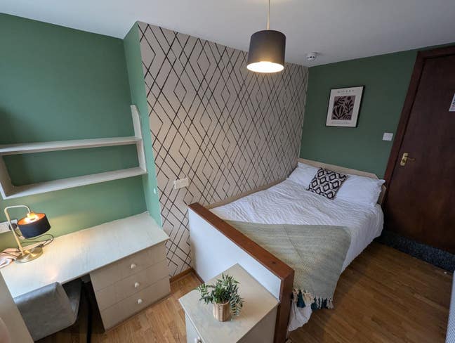 Luxury Double Rooms near Burley train station! Main Photo