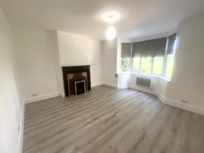 Modern refurbished 1 bed flat near Bromley High St Main Photo
