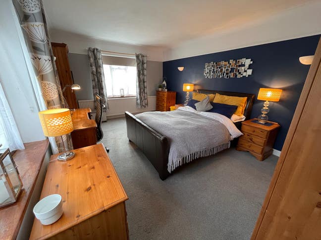 Spacious Double Room Godalming £765inc. Bills  Main Photo