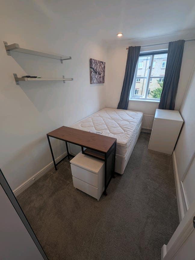 Double Room (shares bathroom with 1) & Parking E14 Main Photo