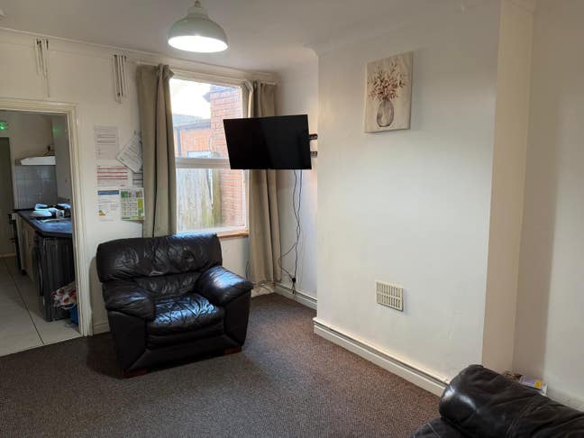Double room close to city to rent all bills inc  Main Photo