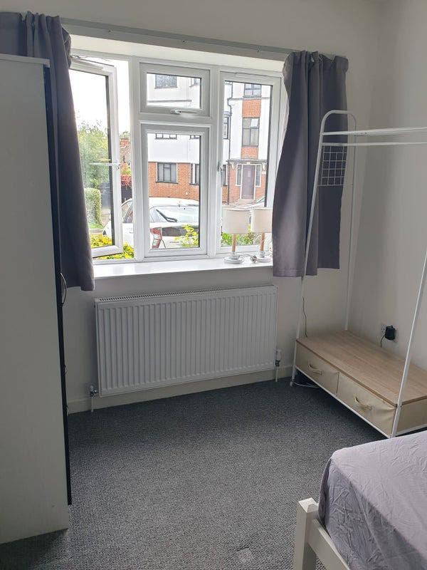 Medium Double Room – Near Station & Gym Main Photo