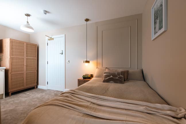 🤩 NEW Double En-suite Room next to Rolls-Royce Main Photo