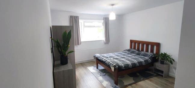 Mill Hill - Large en suite double bedroom  Main Photo