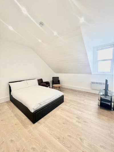 Large Studio available for short or long term Main Photo