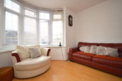 Modern 3 Bedroom Mid- terraced House Main Photo