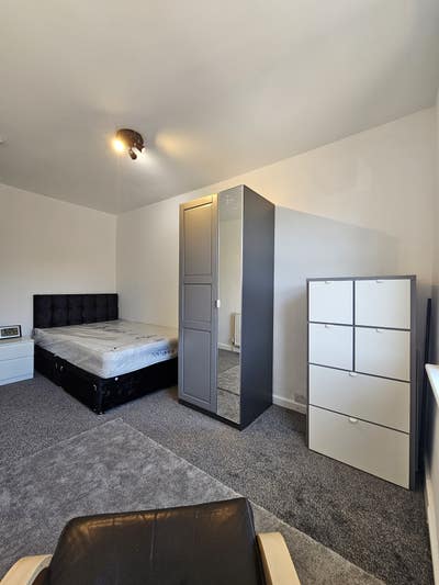 Newly Refurbished Large  Room-Very Clean! Main Photo