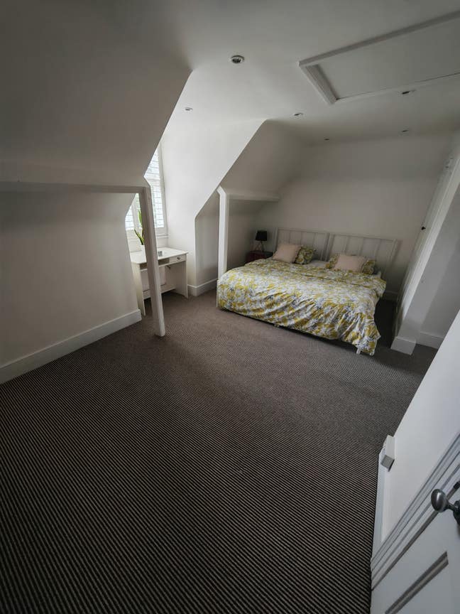 Spare room in family home Main Photo