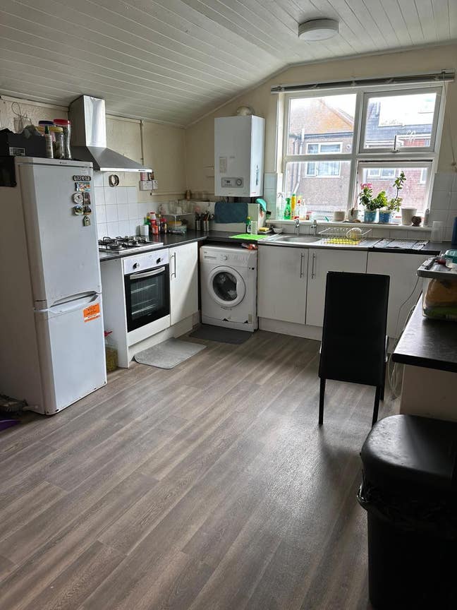 Female only - Single & Double Rooms Available  Main Photo