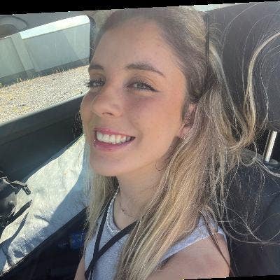 trainee teacher looking for home beside the sea Main Photo