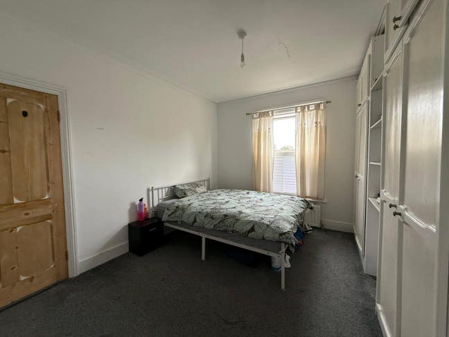 Spacious furnished double bedroom Main Photo